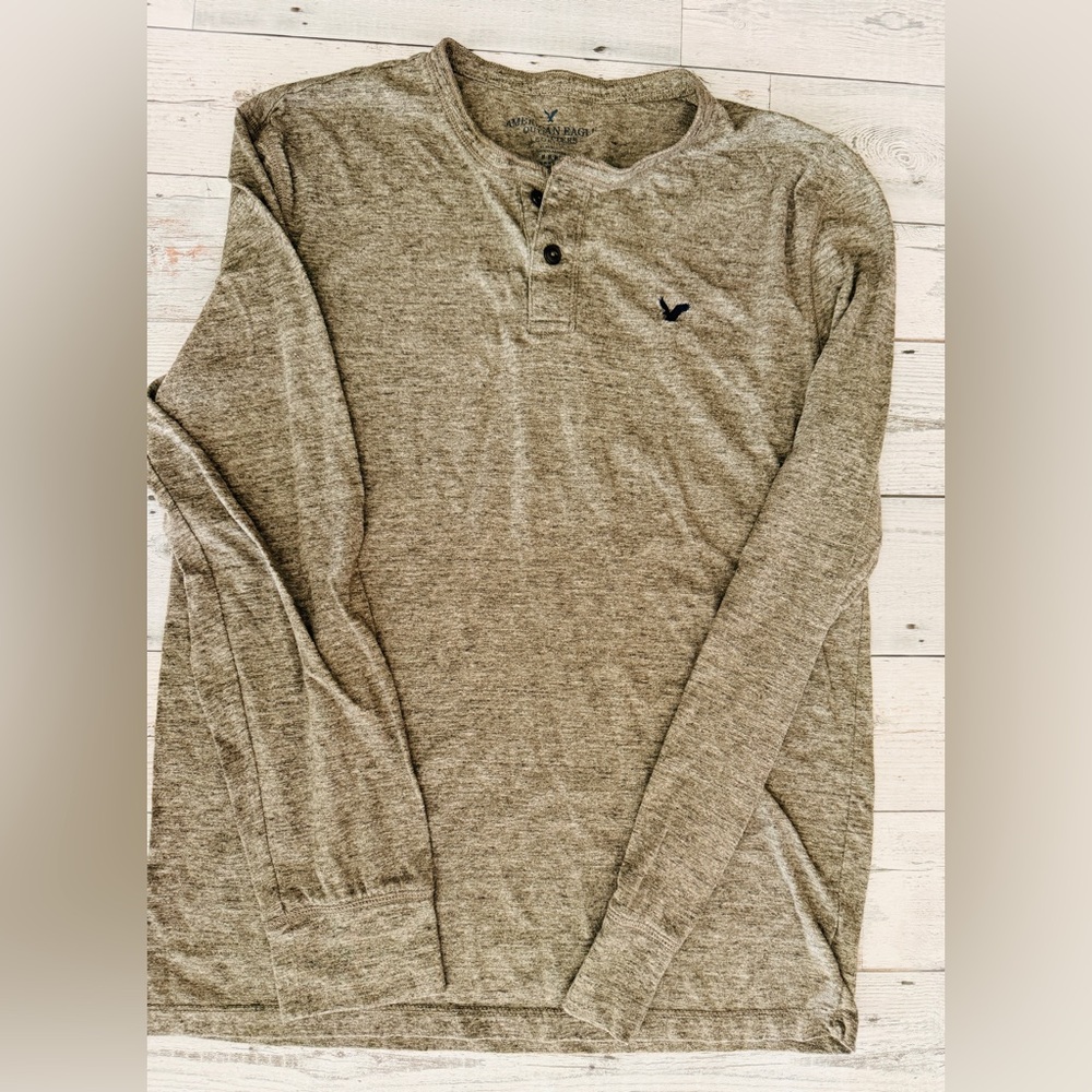 American Eagle long sleeved Henley